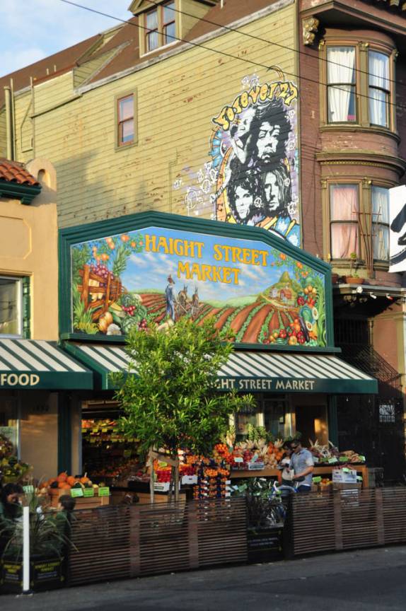 Mercado orgânico sob as imagens dos famosos roqueiros dos anos 60, na Haight Street, em San Francisco, na Califórnia, nos Estados Unidos